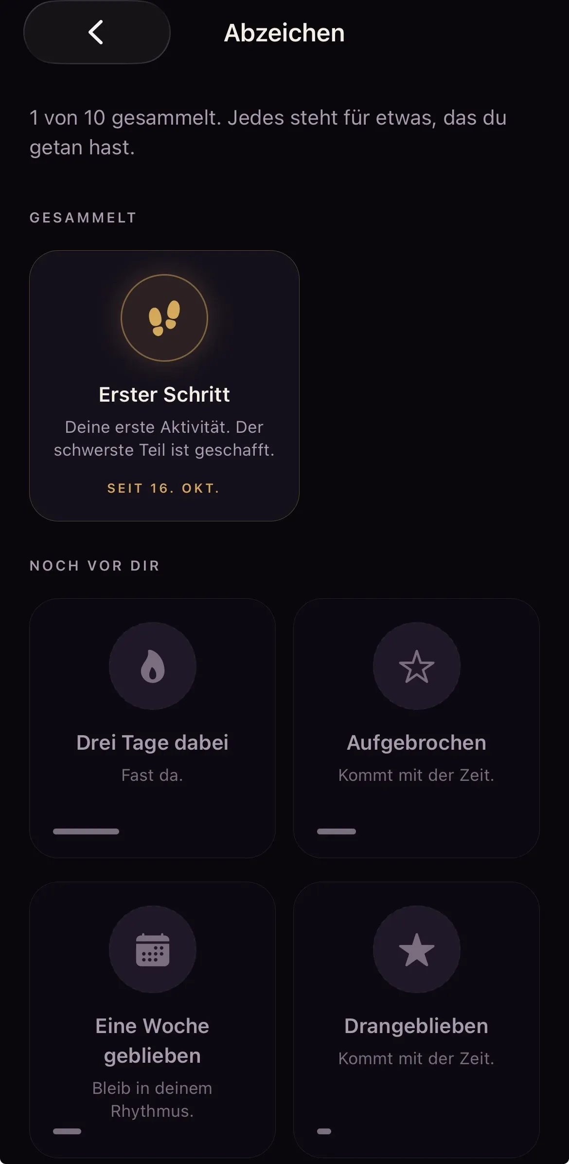 App-Bildschirm „Abzeichen“: „Erster Schritt“ ist gesammelt; „Drei Tage dabei“, „Aufgebrochen“, „Eine Woche geblieben“ und „Drangeblieben“ liegen noch vor dir.